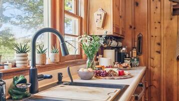 Køleskab, mikrobølgeovn, ovn, kogeplade