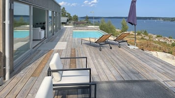 Een verwarmd zwembad