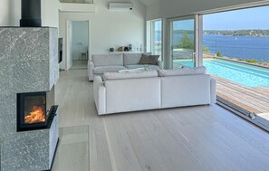 Smart TV, fireplace - Beach front home in åkersberga with sauna (Åkersberga)