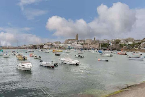 Whirlygig Cottage, near to Penzance Harbour