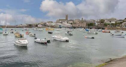 Whirlygig Cottage, near to Penzance Harbour