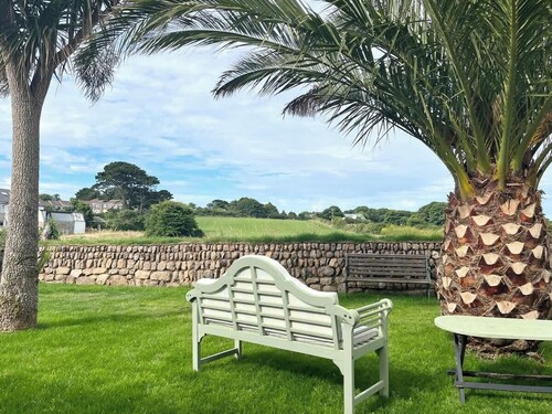 Modern 3 bed Bungalow with parking, private garden