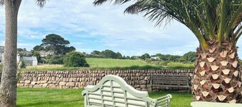 Modern 3 bed Bungalow with parking, private garden