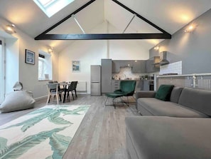 TV, offices - Stunning Reverse Level Townhouse in Penzance (Penzance)