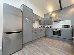 Kjøleskap, mikrobølgeovn, ovn og kokeplater