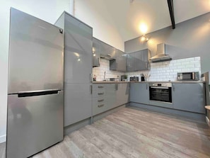 Coffee/tea maker, fridge, microwave, oven - Stunning Reverse Level Townhouse in Penzance (Penzance)