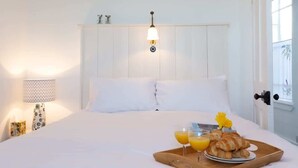 3 bedrooms, iron/ironing board, WiFi, bed sheets - Janies Cottage- Eclectic Interiors & Vintage charm (Mousehole)