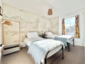 3 habitaciones, tabla de planchar con plancha, wifi y ropa de cama 