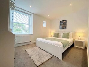 2 habitaciones, tabla de planchar con plancha, cuna de viaje y wifi