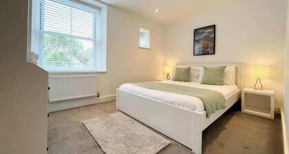 Spacious 2bed Apartment~Parking~Close to Seafront