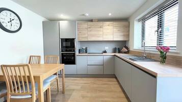 Coffee/tea maker, fridge, microwave, oven