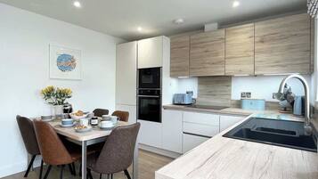 Coffee/tea maker, fridge, microwave, dishwasher