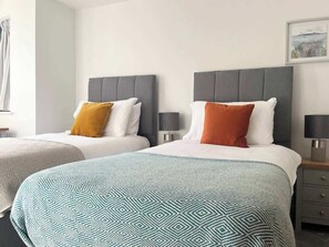 3 habitaciones, tabla de planchar con plancha, cuna de viaje y wifi 