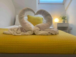 3 bedrooms, iron/ironing board, travel cot, WiFi - Coastal Penthouse w/ Bay Views • Central Penzance (Penzance)