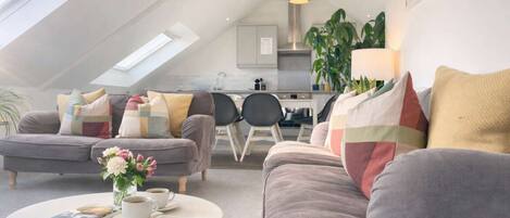 Fernseher, Bücher, Arbeitsbereiche