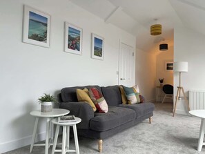 Televisie, boeken en een kantoor