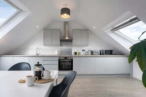 冷蔵庫、電子レンジ、オーブン、コンロ