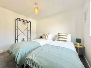 3 habitaciones, tabla de planchar con plancha, cuna de viaje y wifi 