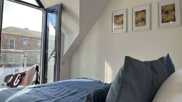 3 makuuhuonetta, silitysrauta/-lauta, vauvan matkasänky, Wi-Fi