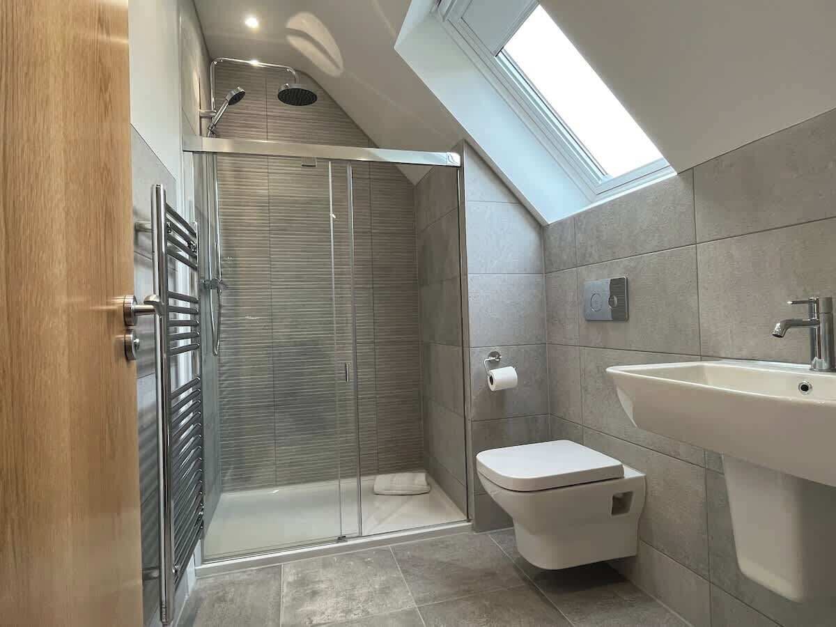 Ein modernes Badezimmer mit Dusche, Toilette und Waschbecken.