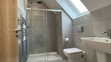 Ein modernes Badezimmer mit Dusche, Toilette und Waschbecken.