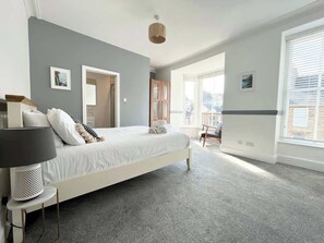 5 bedrooms, iron/ironing board, travel cot, WiFi - Generous 5 bed House~Penzance close to station (Penzance)