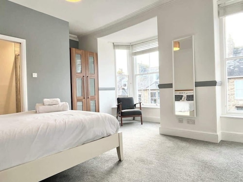 Generous 5 bed House~Penzance close to station