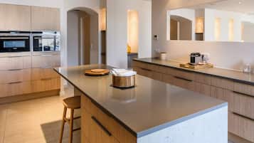 KĂŒhlschrank, Mikrowelle, GeschirrspĂŒler