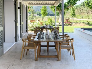 Outdoor dining - The Mas du Mazet, Stunning New Mas in the Heart of the Orchards – Charleval (Charleval)