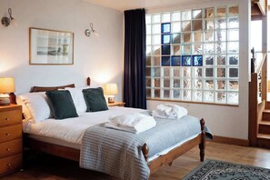 5 slaapkamers, een strijkplank/strijkijzer, reisbedje, wifi