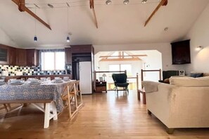 Een televisie, boeken en een kantoor