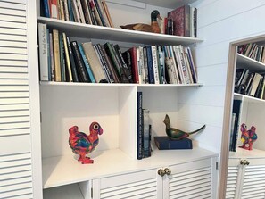 Ein Bücherregal mit verschiedenen Büchern und Dekorationsobjekten.
