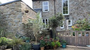 Property grounds - Stunning 1 Bed~ River view~ parking~central (Newlyn)