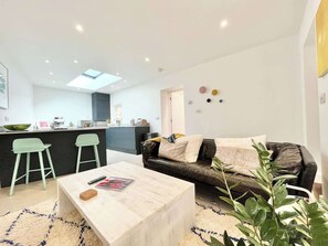 TV - Stunning 1 Bed~ River view~ parking~central (Newlyn)