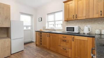Fridge, microwave, oven, coffee/tea maker