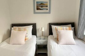 2 habitaciones, tabla de planchar con plancha, wifi y ropa de cama