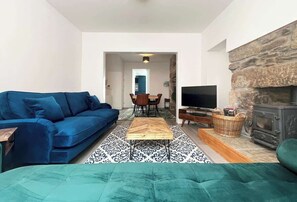 TV, fireplace, offices - Marazion Charming Retreat for 6 with Social Garden (Marazion)