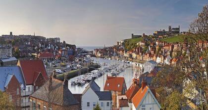 Exceptional Two-Bed in Whitby with Parking & Views