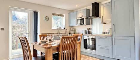 Een koelkast, een microgolfoven, een oven, een vaatwasser