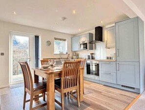 Frigorífico, microondas, horno y lavavajillas