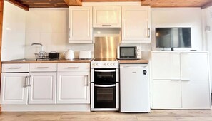 Fridge, microwave, oven, stovetop - Little Penkernick- Newlyn-Parking- Garden View (Newlyn)