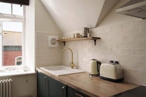 Kühlschrank, Mikrowelle, Ofen, Wasserkocher mit Kaffee-/Teezubehör