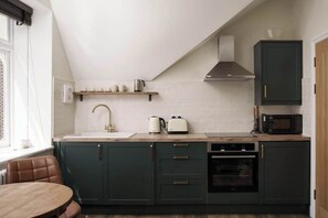 Kühlschrank, Mikrowelle, Ofen, Wasserkocher mit Kaffee-/Teezubehör