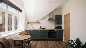 Fridge, microwave, oven, coffee/tea maker