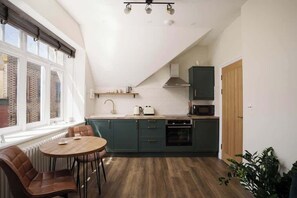 Kühlschrank, Mikrowelle, Ofen, Wasserkocher mit Kaffee-/Teezubehör