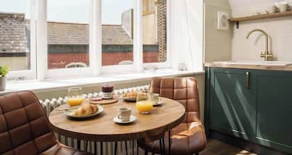 Modern Central one Bedroom Apartment in Penzance