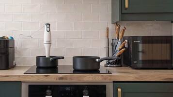 Jääkaappi, mikroaaltouuni, uuni, kahvin-/teenkeitin