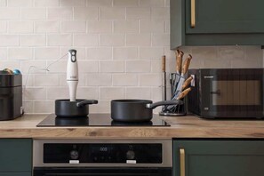 Fridge, microwave, oven, coffee/tea maker