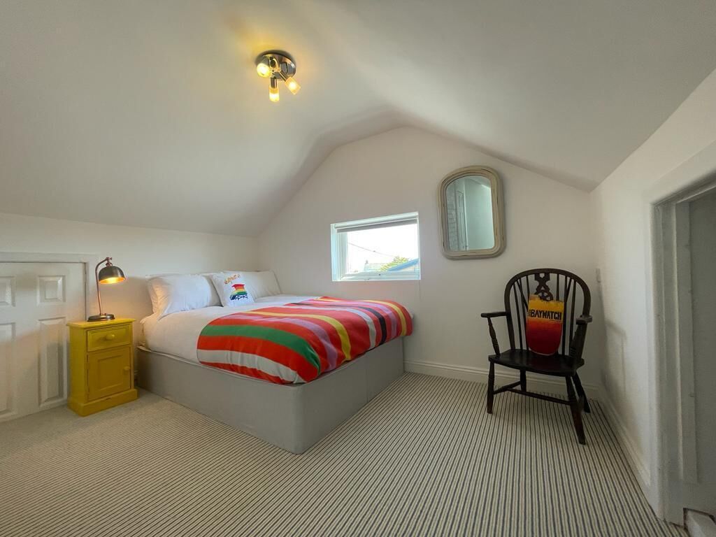 5 bedrooms, iron/ironing board, WiFi, bed sheets