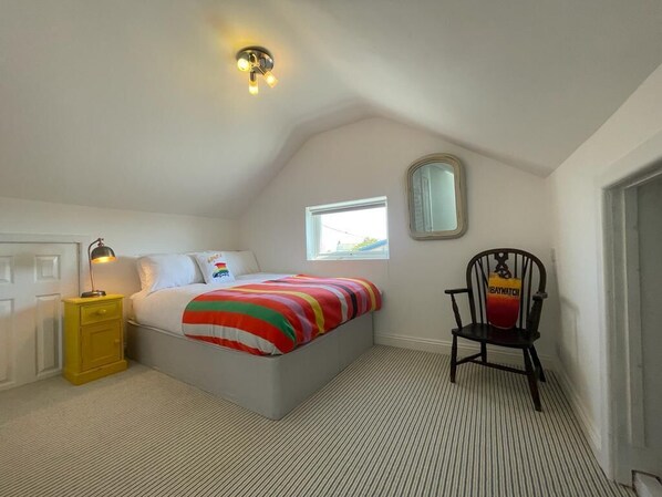 5 bedrooms, iron/ironing board, WiFi, bed sheets